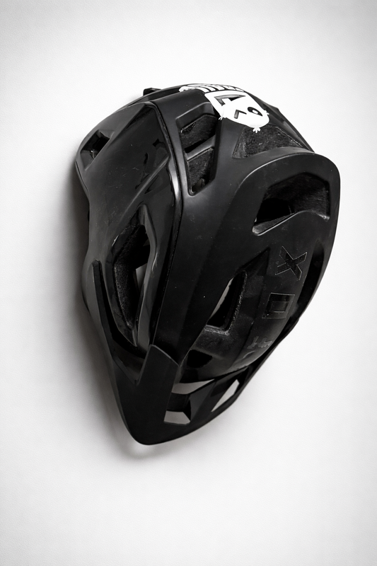 Dedikert Hjelm Knagg